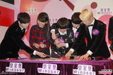 组图：韩团Block B亲民袭港 成员朴经疯狂送抱
