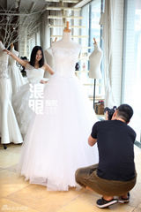 独家：何洁浪漫婚照曝光 赫子铭亲掌镜系拉链