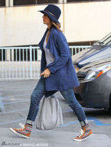 组图：阿尔芭时尚出街 宽边帽配破洞牛仔裤