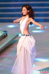 组图：港姐大尺度深V秀乳沟 背部全裸纤腰曼妙