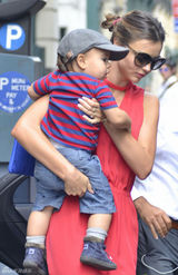 组图：超模米兰达-可儿街拍连身红裙性感