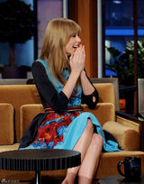 高清组图：泰勒-斯威夫特蓝裙做客脱口秀节目