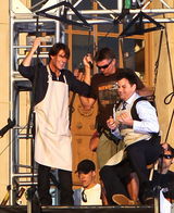 幻灯图：克鲁斯为新片变飞人 和主持人当空卖鸡蛋