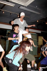 幻灯图：林峰为演唱会紧张排舞 与徐子珊大跳辣舞