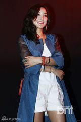 组图：韩歌手BADA干练亮相首尔时尚周