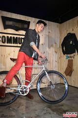 组图：柯震东帅气亮相演绎单车少年