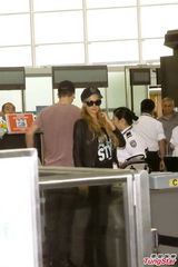 组图：名媛希尔顿与男友离港 临别与友人互拥