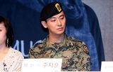 高清组图：李准基朱智勋演音乐剧 穿军装亮相显帅气