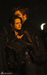 高清：《暮光之城》男女主角伦敦夜路把手牵