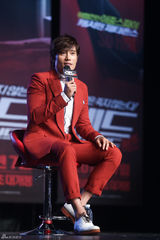 高清组图：李秉宪穿大红正装宣传《赤焰2》