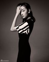 组图：周冬雨时尚大片演绎清素初秋