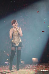 组图：梁静茹银白短裙开唱 送亲笔签名纸飞机