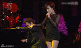 组图：BrownEyedGirls佳仁跳钢管舞 令主持人流鼻血