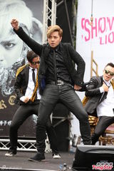 组图：罗志祥高空悬坐 与女舞伴大跳求爱舞