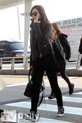 组图：少女时代赴华宣传黑白搭现身机场