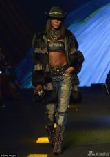 组图：黑珍珠变身女牛仔走秀 抹胸帅气秀蛮腰