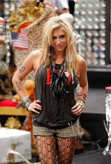 组图：钱婆Ke$ha夸张造型盘点 金发雀斑似邋遢男