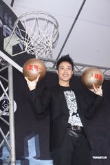 组图：潘玮柏庆功求桃花 张蓉蓉现身站台 