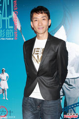 组图：法国演员宝莲艾特妮赴港 红裙俏皮靓丽