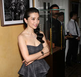 组图：李冰冰代言国际品牌 简约装扮演绎大牌风范