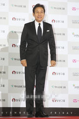 组图：安圣基亮相大钟红毯 亲切展笑容