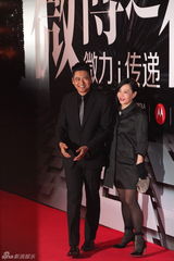 组图：2012新浪微博之夜红毯-发哥发嫂恩爱牵手