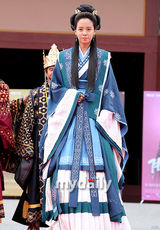 组图：李瑞镇宋智孝等穿古装宣传新剧《階伯》