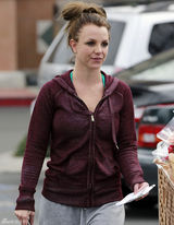 组图：布兰妮素面朝天逛超市 一身休闲不修边幅