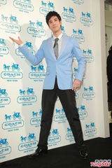 组图：王力宏西装亮相代言阳光俊朗