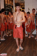 组图：亚洲先生闹市裸身宣传 热门选手大秀腹肌