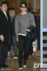 组图：Rain结束新加坡公演返韩 甜笑现身机场