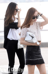 组图：Jessica&Krystal姐妹亮相机场情侣装默契