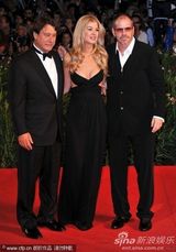 《巴尼的人生》首映 日本导演清水崇戴兔子头套抢镜