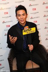 组图：新浪娱乐明星街拍盛典对话张晓龙