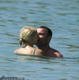 组图：《金刚》女星沃茨海边嬉戏 与老公海中湿吻