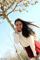 组图：林好白衣红裙街拍 小清新范儿十足