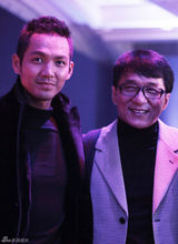 组图：钟汉良锦荣亮相年度人物颁奖礼