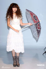 幻灯图集：杨丞琳长卷发似洋娃娃 白蕾丝裙可爱