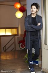 组图：宋仲基称拍戏时依赖朴宝英 变骄傲会被前辈训