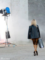 组图：蕾哈娜登《ELLE》封面 性感出镜显狂野魅力