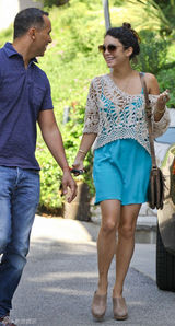 组图：凡妮莎-哈金斯吊带蓝色连衣裙搭镂空罩衫