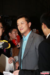 组图：李亚鹏与友人热聊笑容满面 手上婚戒已摘