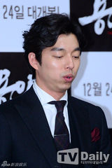 组图：孔侑黑西服帅气出席《嫌疑人》试映会