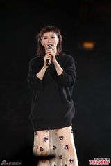 组图：何韵诗演唱会大跳热舞 献唱经典造型多变