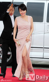 组图：百想红毯朴有天帅气 女星主打黑裙秀性感