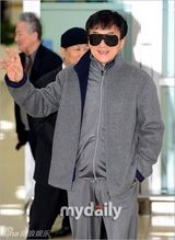 组图：成龙访韩宣传《警察故事2014》亮相机场