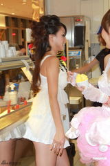 组图：黄榕与靓模玩雪糕涂胸 饱满双峰诱人垂涎