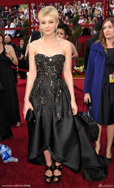 高清组图：凯芮-穆里根亮相黑裙优雅俏皮可人