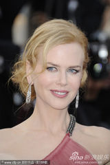 组图：妮可戛纳走秀风情露背 真空激凸艳光四射