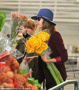 组图：杰西卡红西装抱女出行 大秀母爱小女俏皮